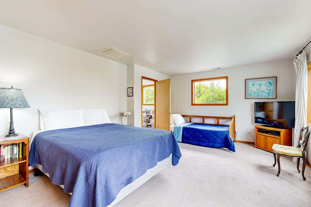 Coastal, Dog-Friendly Home in Great Location - Six Blocks from Nye Beach