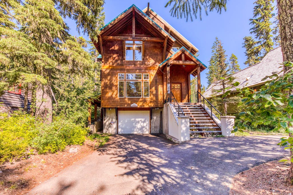 Beautiful mountain retreat with 2 suites & bunkroom, walk to dining & amenities