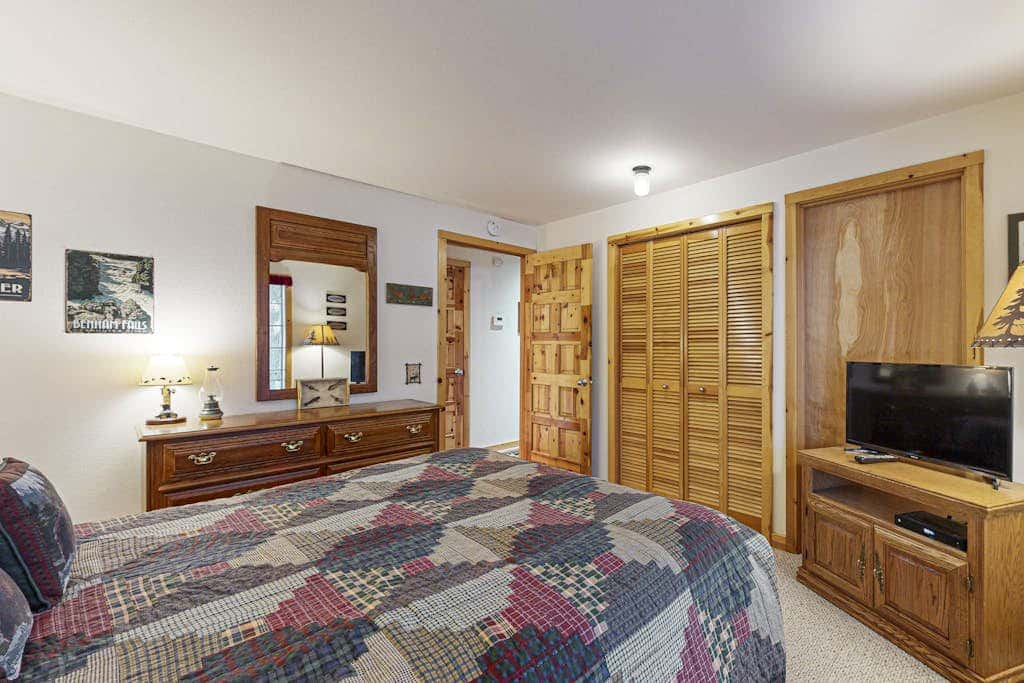 Home with spacious deck with private hot tub & SHARC access