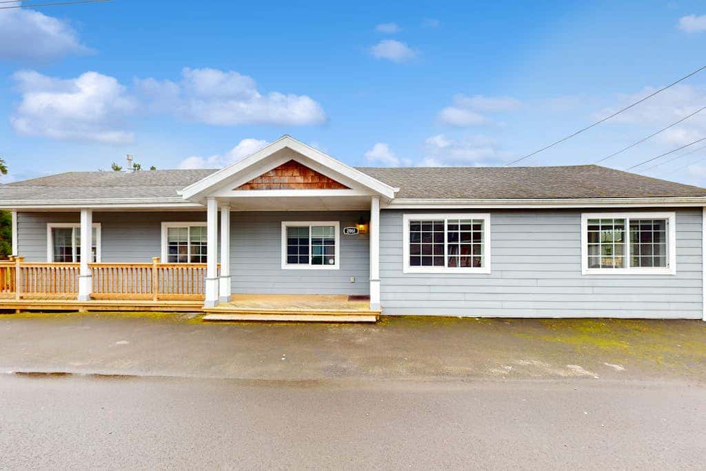 Charming Seaside home with Private Hot tub and easy beach access