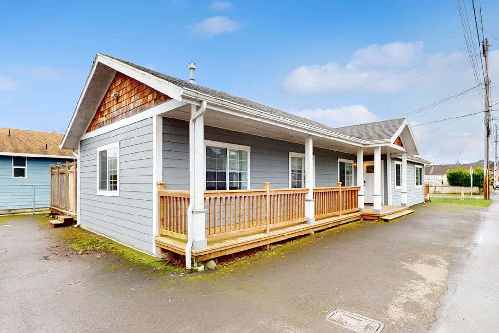 Charming Seaside home with Private Hot tub and easy beach access