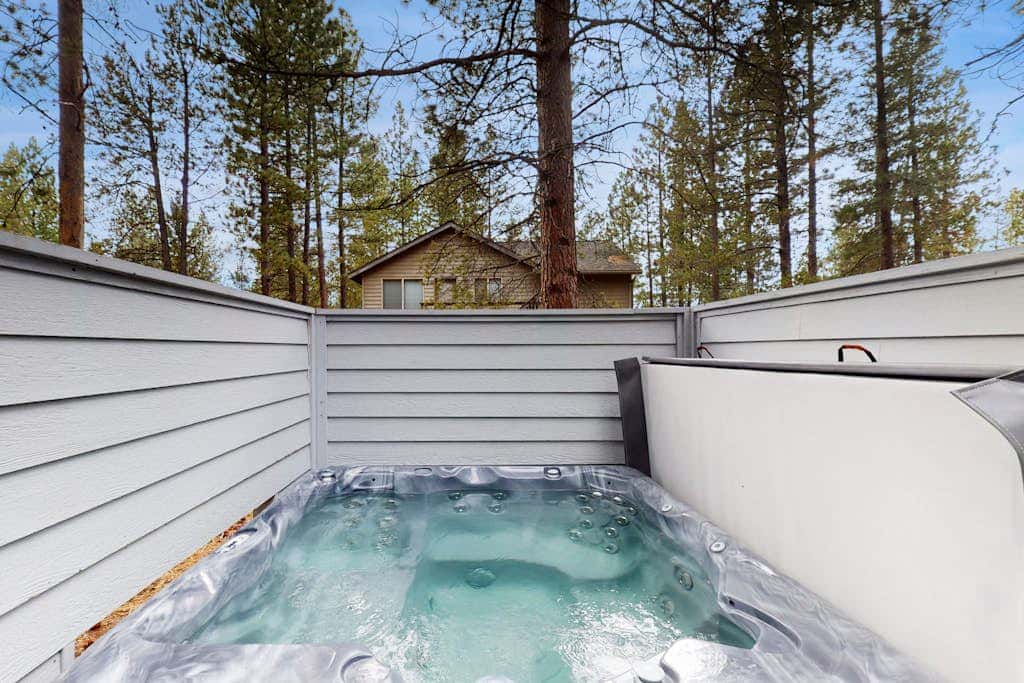 Cozy Home in the Pines with Private Hot Tub - Convenient Location, 8 SHARC Passes