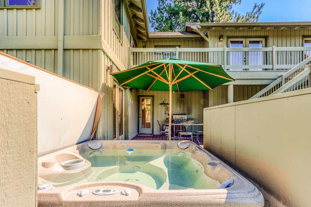 Spacious dog friendly home withprivate hot tub, guest bikes,