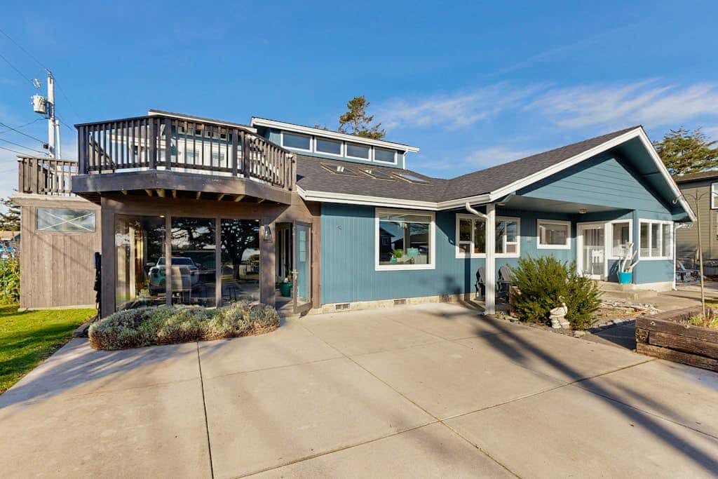 Beautiful oceanview home with enclosed yard, washer/dryer, WiFi, & Netflix