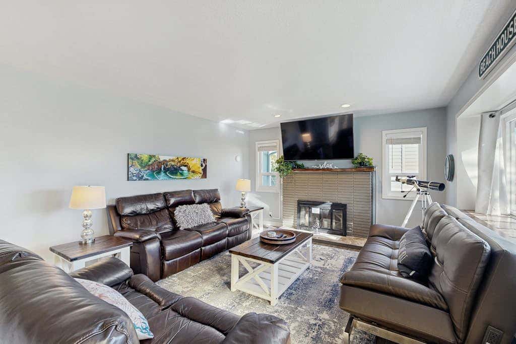 Beautiful oceanview home with enclosed yard, washer/dryer, WiFi, & Netflix