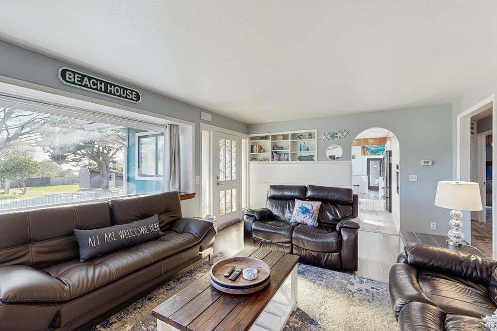 Beautiful oceanview home with enclosed yard, washer/dryer, WiFi, & Netflix