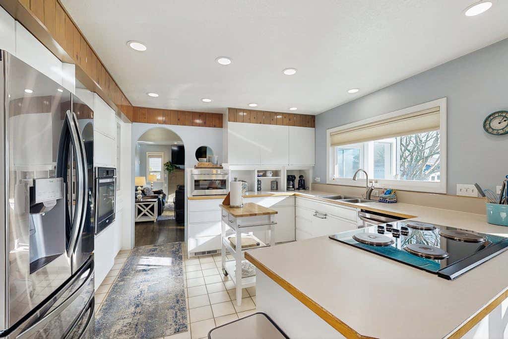 Beautiful oceanview home with enclosed yard, washer/dryer, WiFi, & Netflix