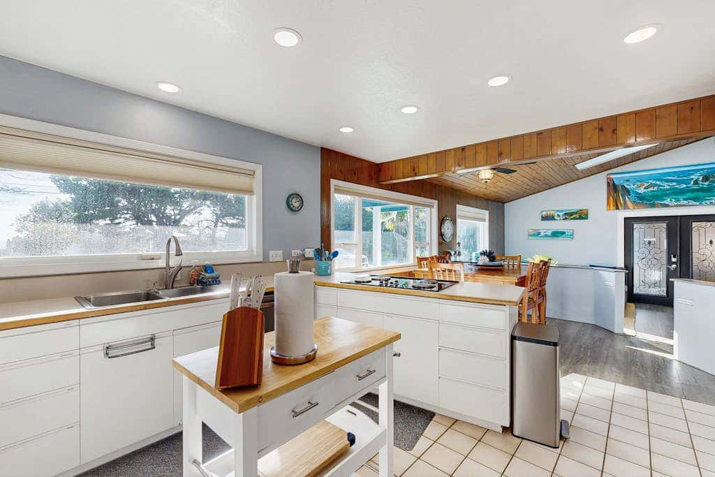 Beautiful oceanview home with enclosed yard, washer/dryer, WiFi, & Netflix