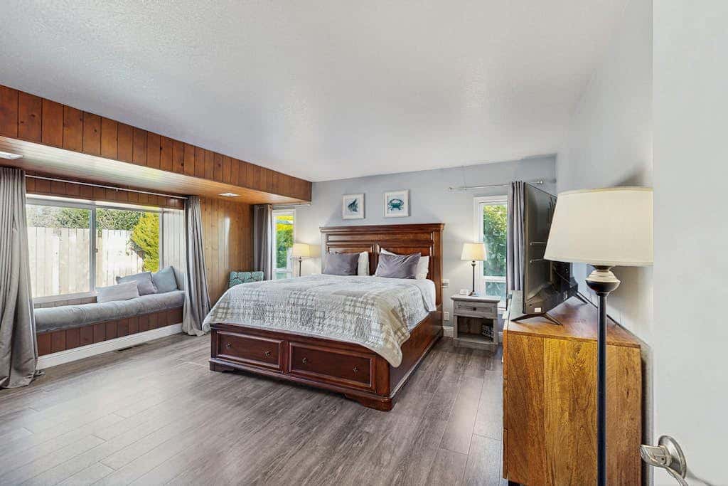 Beautiful oceanview home with enclosed yard, washer/dryer, WiFi, & Netflix
