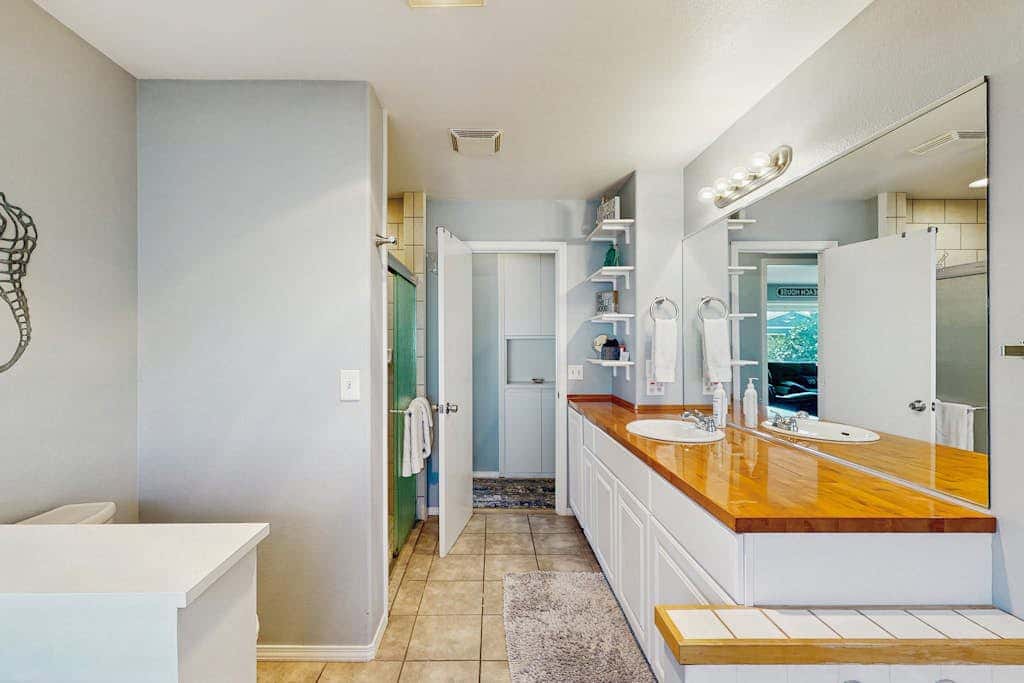 Beautiful oceanview home with enclosed yard, washer/dryer, WiFi, & Netflix