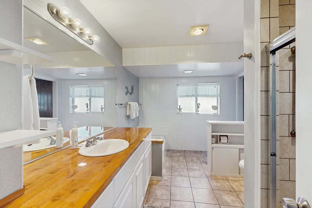 Beautiful oceanview home with enclosed yard, washer/dryer, WiFi, & Netflix