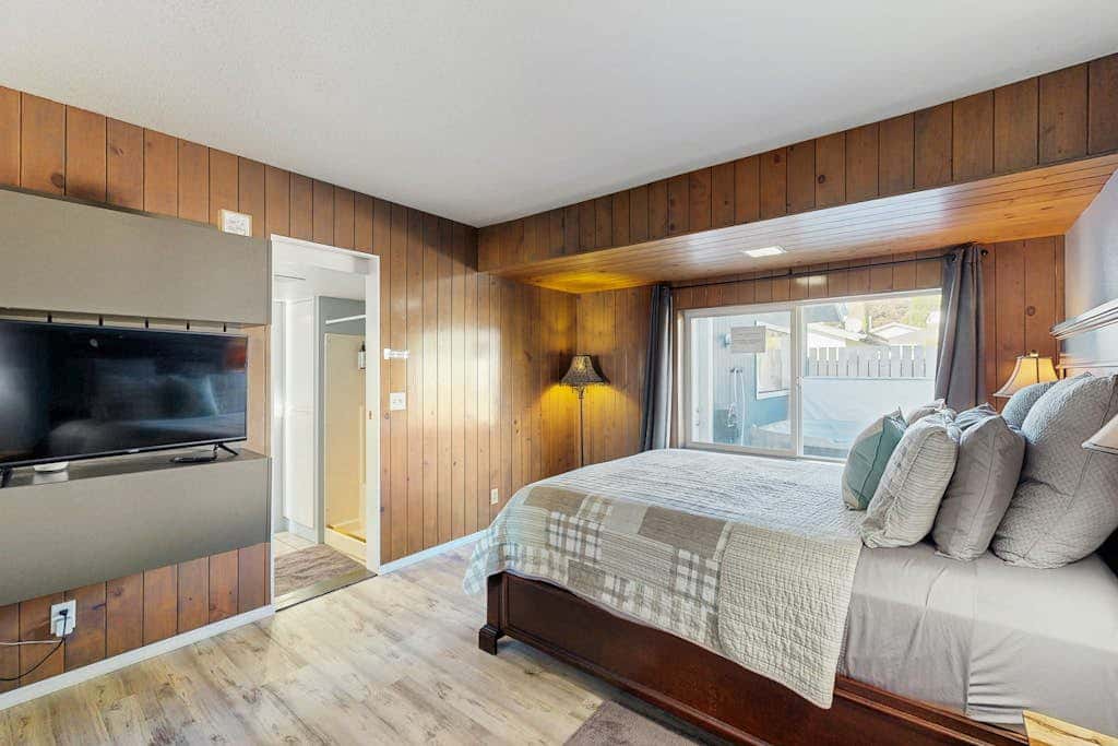 Beautiful oceanview home with enclosed yard, washer/dryer, WiFi, & Netflix