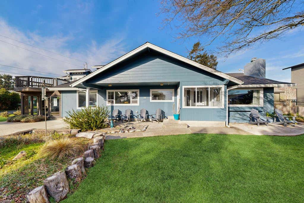 Beautiful oceanview home with enclosed yard, washer/dryer, WiFi, & Netflix
