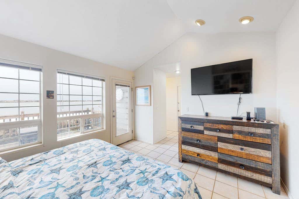 Waterfront Family Home with Beach Access - Dog-friendly