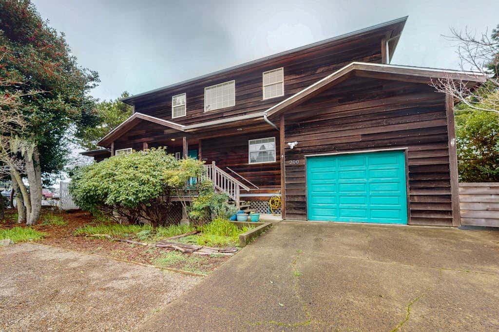 Waterfront Family Home with Beach Access - Dog-friendly