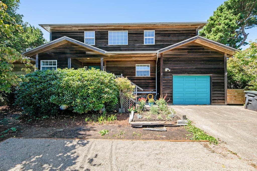 Waterfront Family Home with Beach Access - Dog-friendly