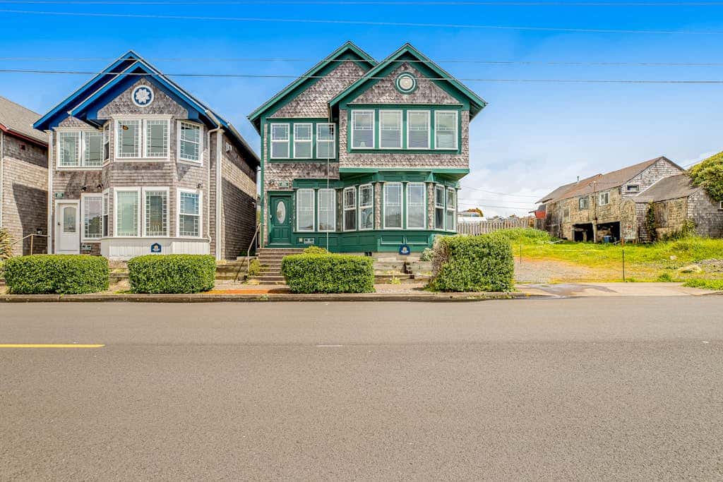 Gorgeous beach house with hot tub, enclosed yard & fireplace - 1 block to beach