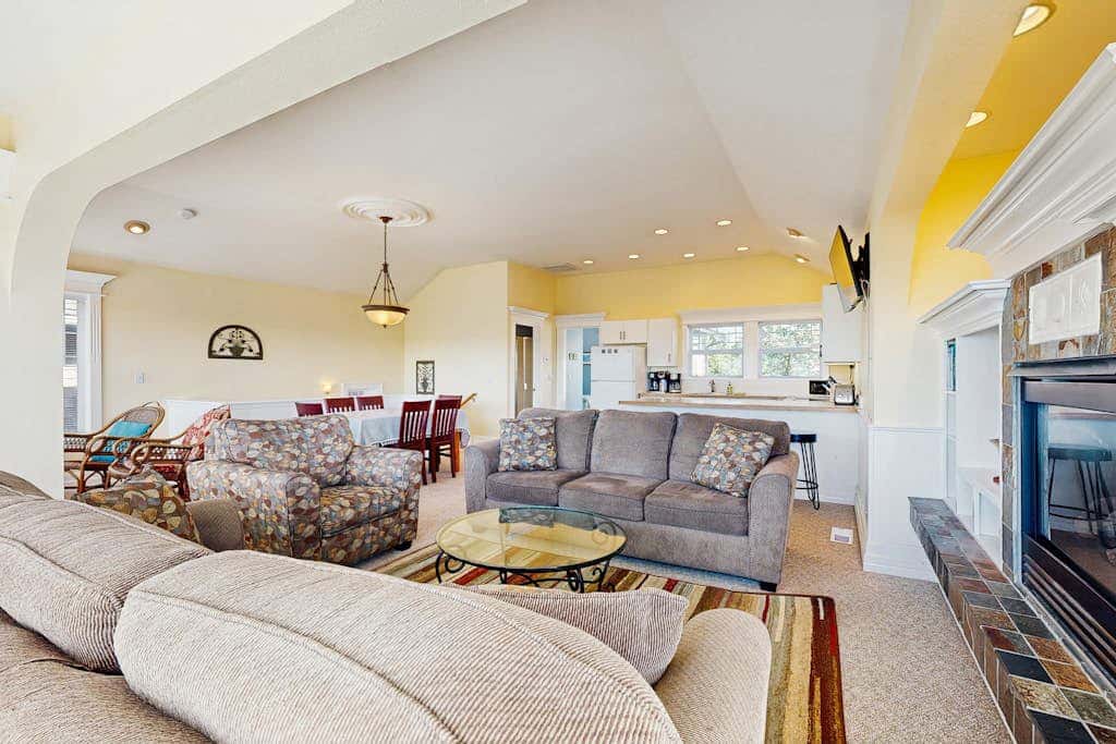Gorgeous beach house with hot tub, enclosed yard & fireplace - 1 block to beach