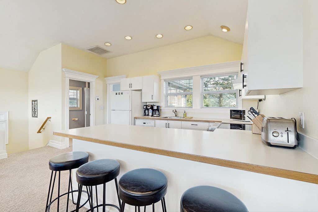 Gorgeous beach house with hot tub, enclosed yard & fireplace - 1 block to beach