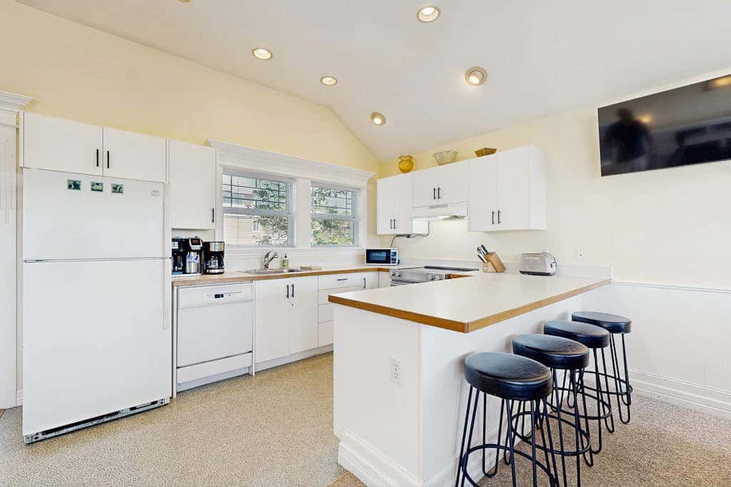 Gorgeous beach house with hot tub, enclosed yard & fireplace - 1 block to beach
