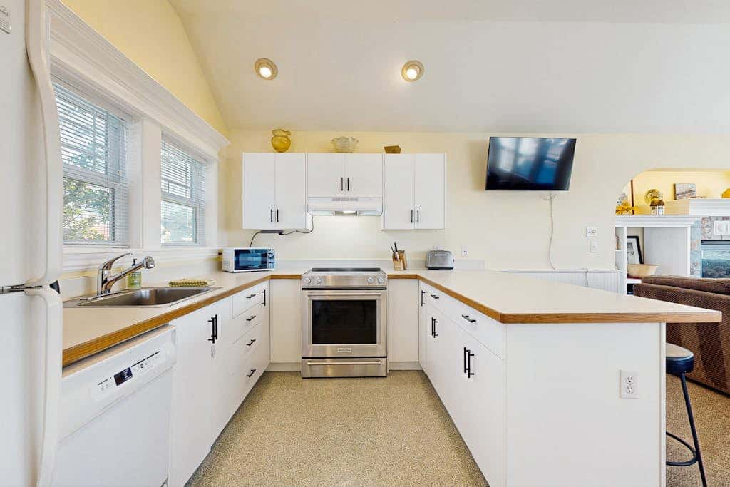 Gorgeous beach house with hot tub, enclosed yard & fireplace - 1 block to beach