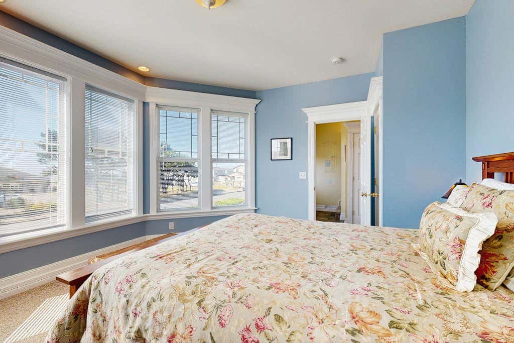 Gorgeous beach house with hot tub, enclosed yard & fireplace - 1 block to beach