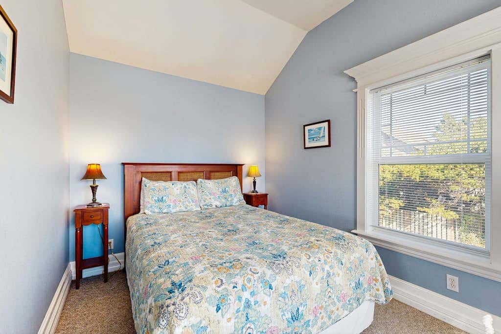 Gorgeous beach house with hot tub, enclosed yard & fireplace - 1 block to beach