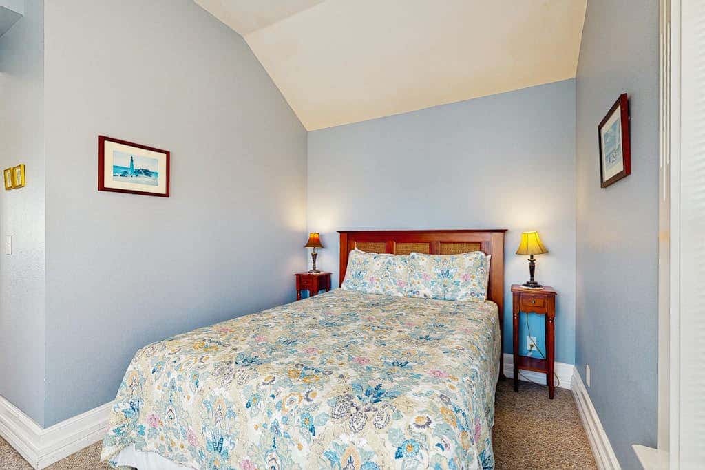Gorgeous beach house with hot tub, enclosed yard & fireplace - 1 block to beach