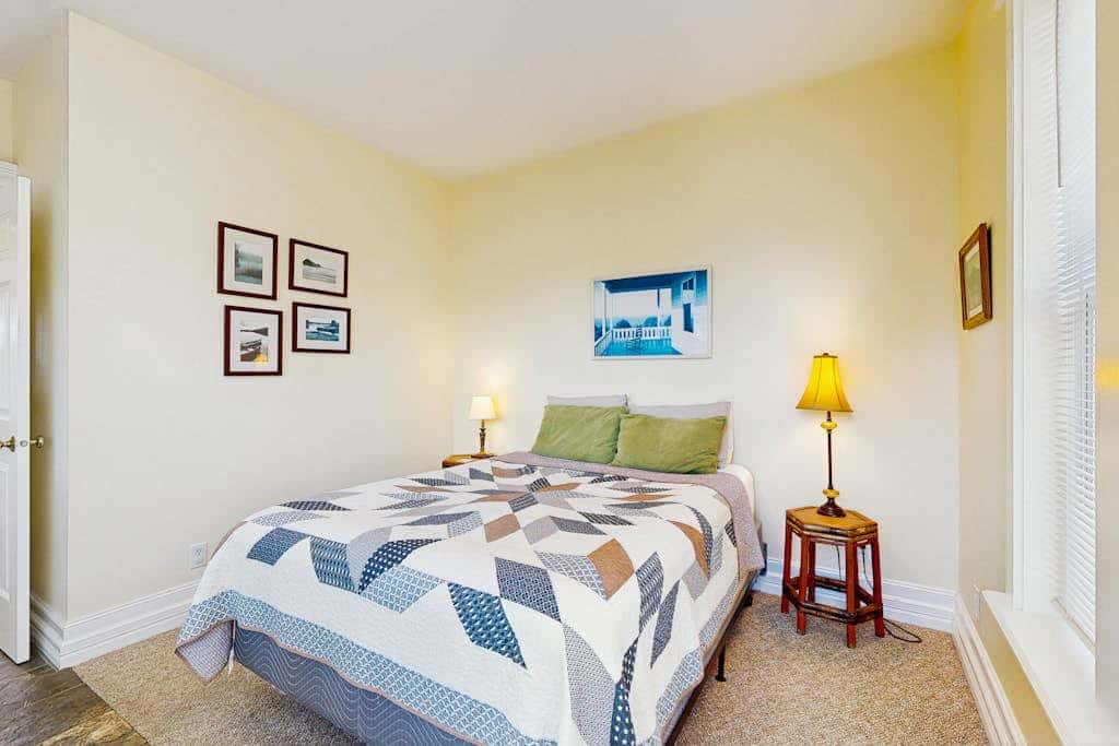 Gorgeous beach house with hot tub, enclosed yard & fireplace - 1 block to beach