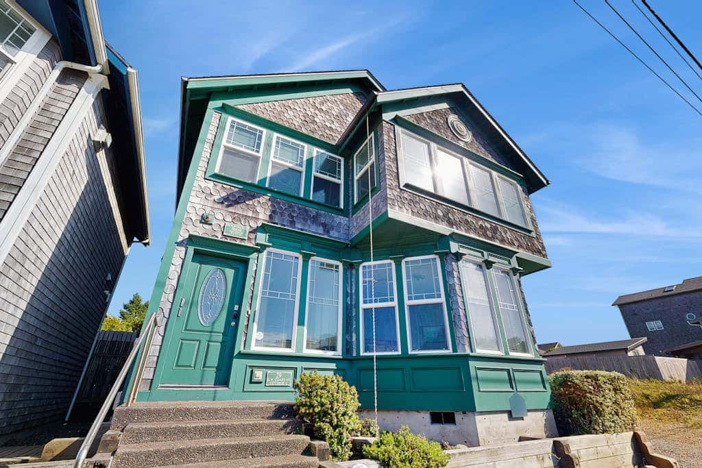 Gorgeous beach house with hot tub, enclosed yard & fireplace - 1 block to beach