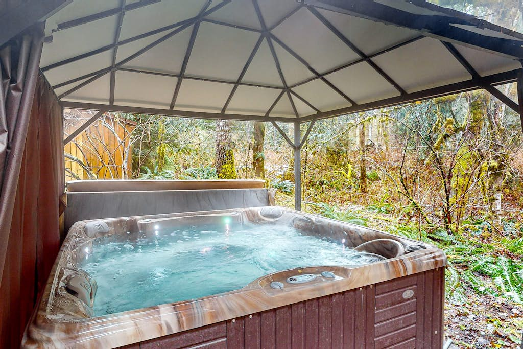 Dog-friendly cabin with deck, hot tub & firepit - walk to Sandy River