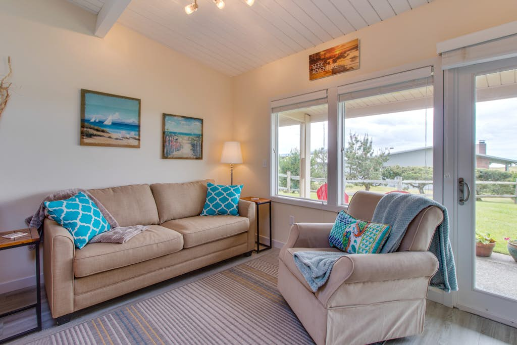 Oceanfront condo near Gearhart Golf Links - walk to beach  - No pets