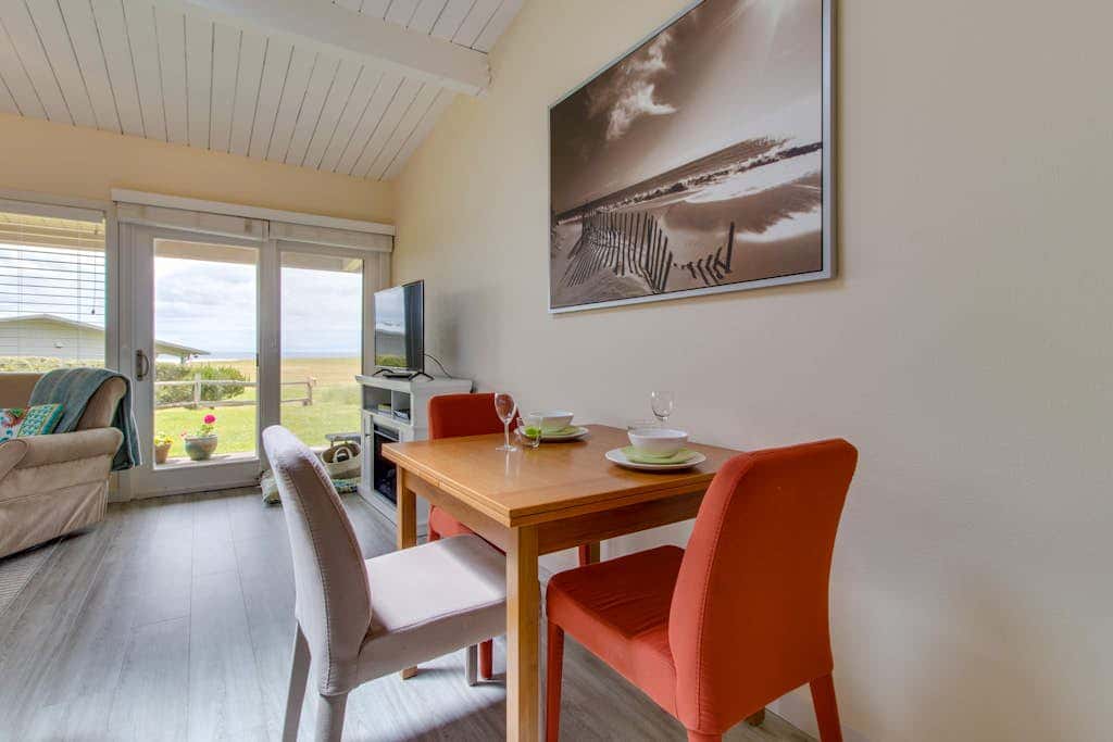 Oceanfront condo near Gearhart Golf Links - walk to beach  - No pets