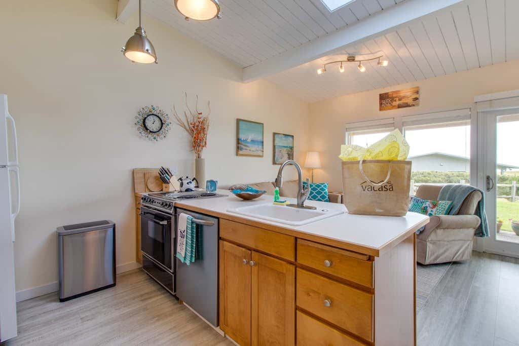 Oceanfront condo near Gearhart Golf Links - walk to beach  - No pets