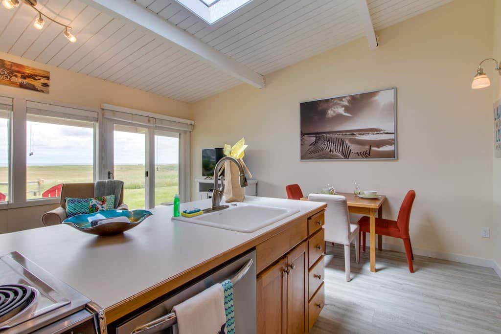 Oceanfront condo near Gearhart Golf Links - walk to beach  - No pets