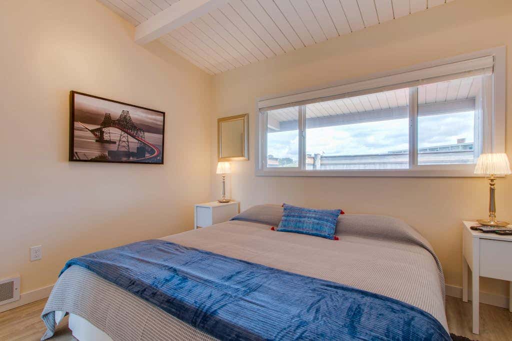 Oceanfront condo near Gearhart Golf Links - walk to beach  - No pets