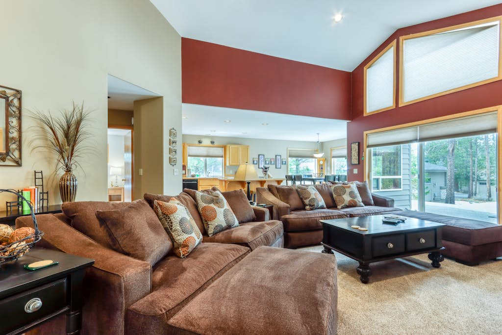 Sophisticated home with a private hot tub, pool table, bikes & SHARC Passes