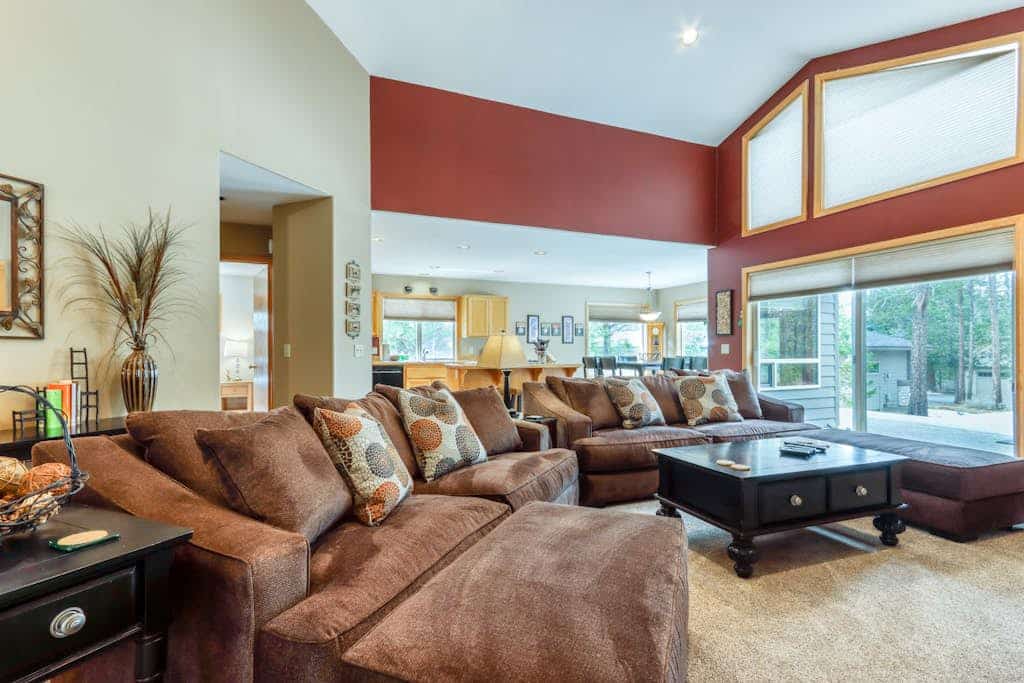 Sophisticated home with a private hot tub, pool table, bikes & SHARC Passes