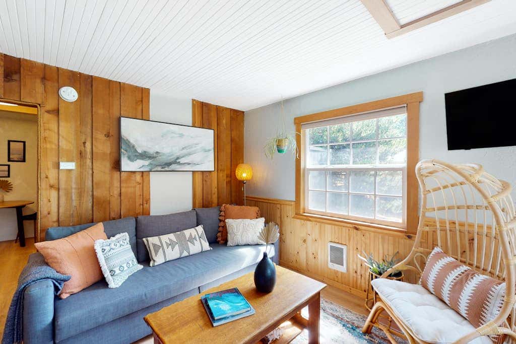 Inviting studio in Seaside with an enclosed yard - close to the beach