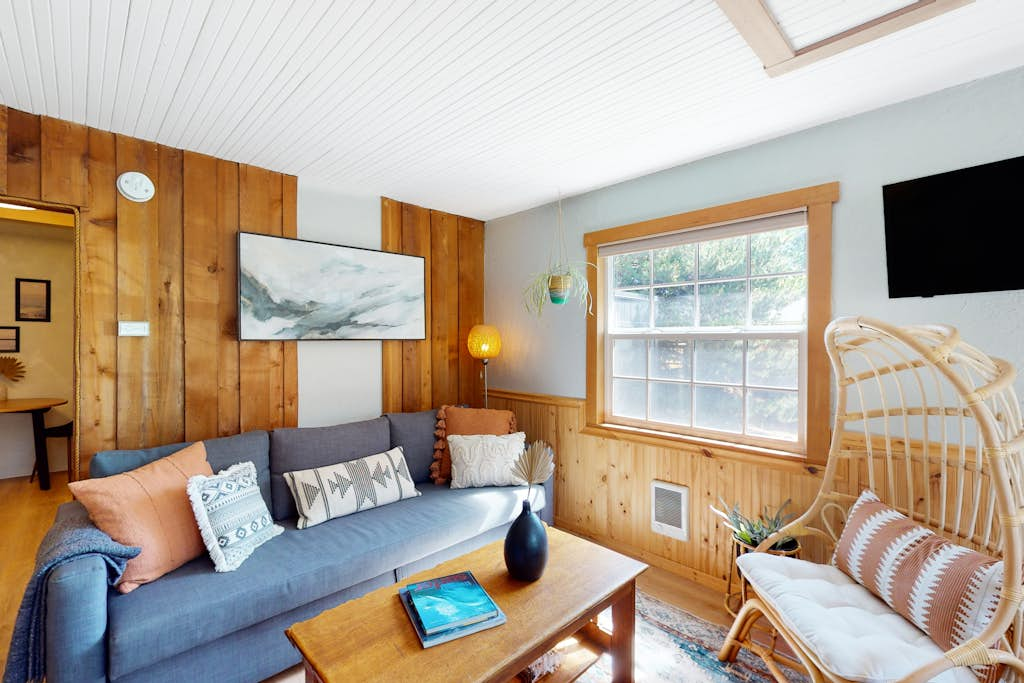 Inviting studio in Seaside with an enclosed yard - close to the beach