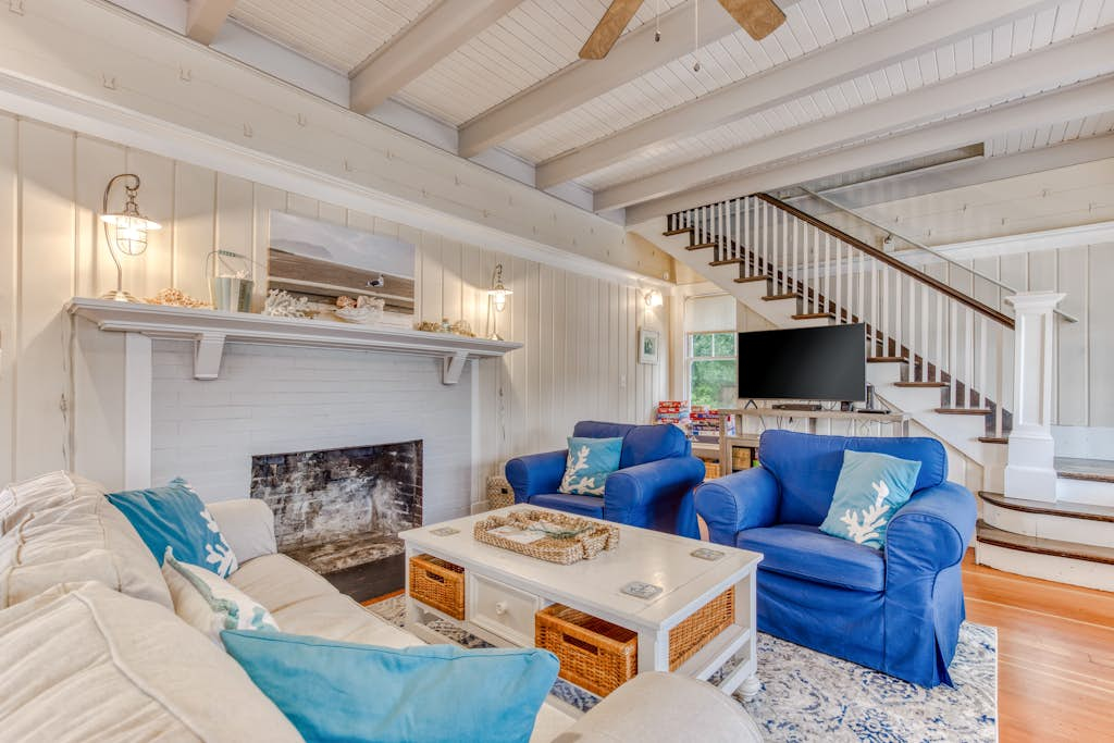 Historic home one block to beach with sunroom, porch swing, & amazing locale