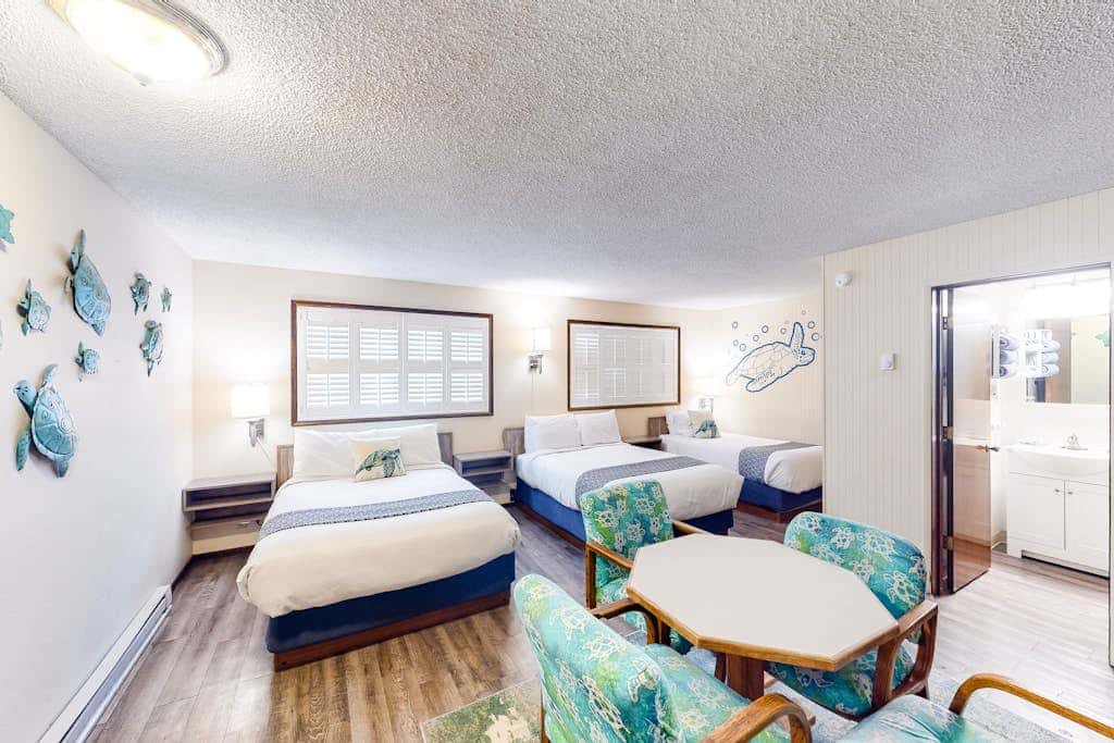 Retro-chic room near beach with fast WiFI - walk to downtown shops & eateries