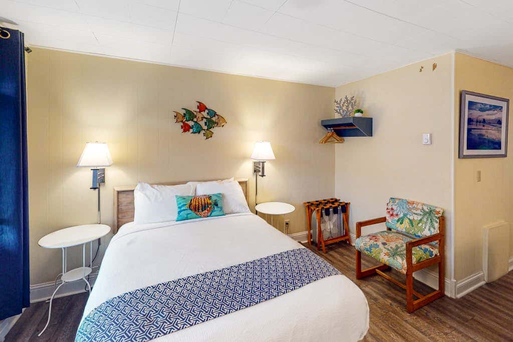 Retro beach room with fast WiFI - walk to downtown shops & restaurants