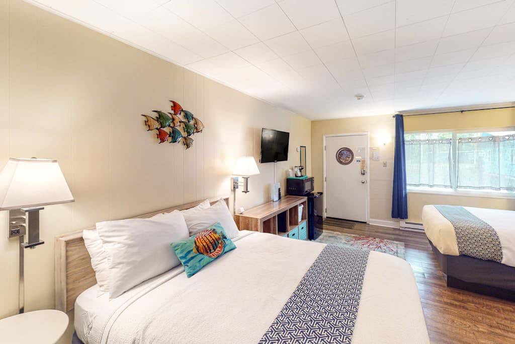 Retro beach room with fast WiFI - walk to downtown shops & restaurants