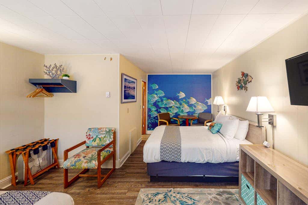 Retro beach room with fast WiFI - walk to downtown shops & restaurants