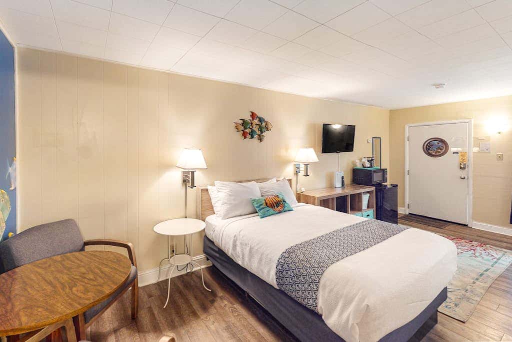 Retro beach room with fast WiFI - walk to downtown shops & restaurants