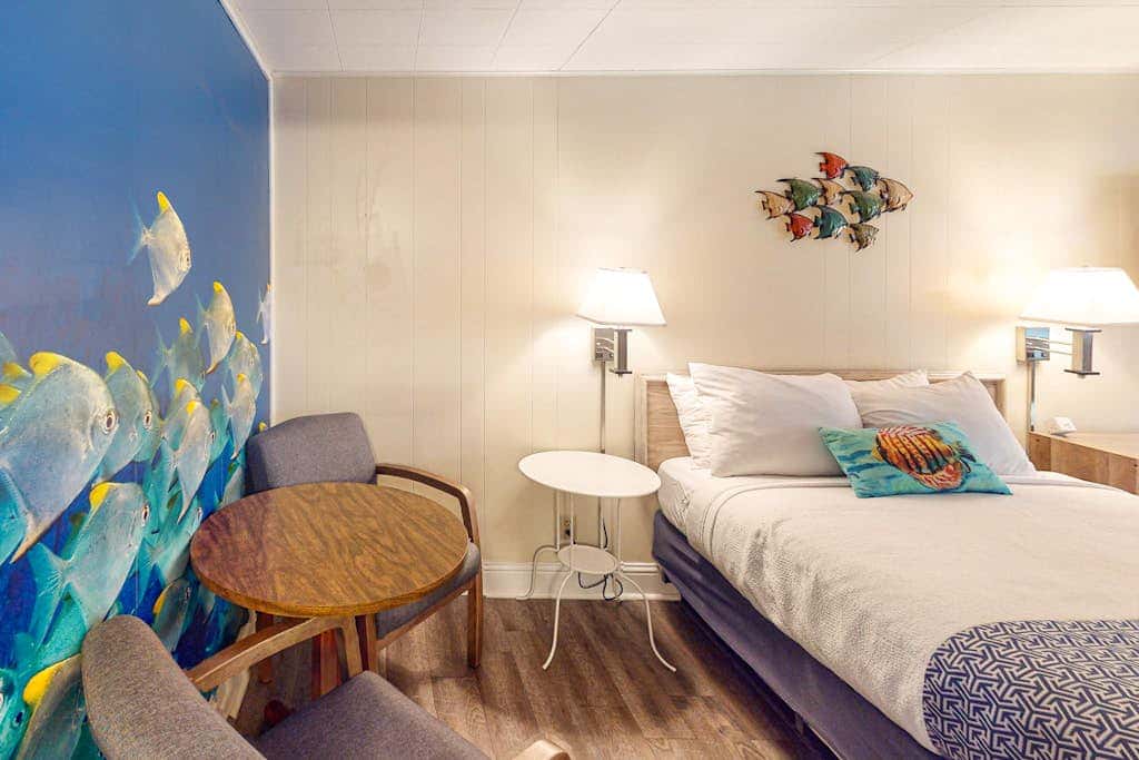 Retro beach room with fast WiFI - walk to downtown shops & restaurants