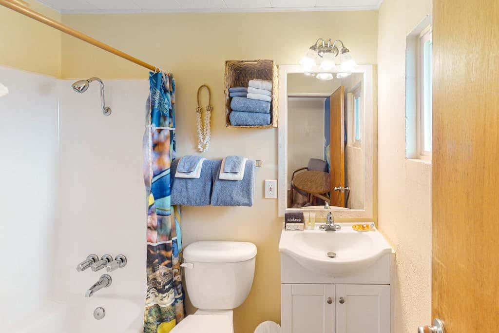Retro beach room with fast WiFI - walk to downtown shops & restaurants