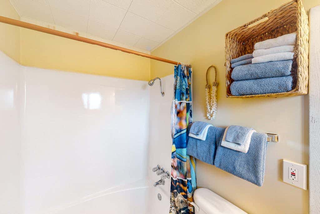Retro beach room with fast WiFI - walk to downtown shops & restaurants