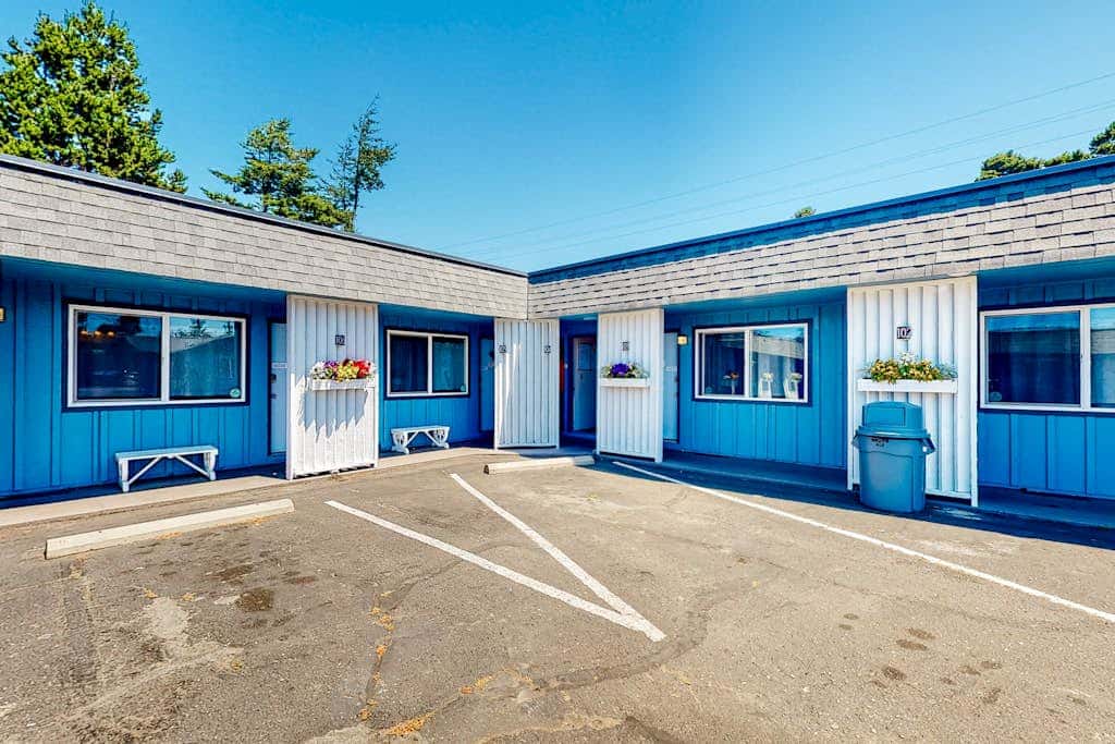 Retro beach room with fast WiFI - walk to downtown shops & restaurants